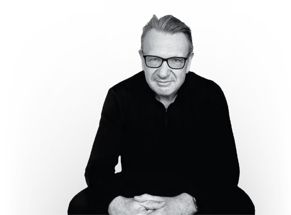 Schwarz-weiß Porträt von Olaf Rosenbaum, der frontal in die Kamera blickt.